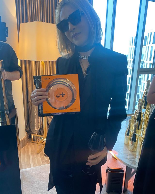 @yoshikiofficial san 🫶🫶🫶we had an opportunity to meet him and gave some cables✨ thank you for the wonderful opportunity!!!! #yoshiki #xjapan #xjapanyoshiki