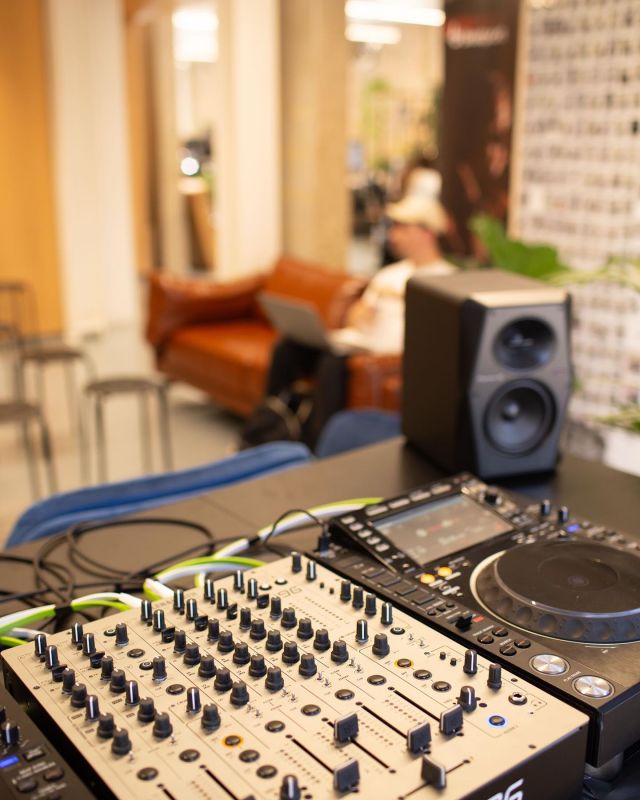 @beatport London HQ
“ Decoding the Music Industry “ with d+ cable 💞 #beatport #decodingthemusic #allenandheath