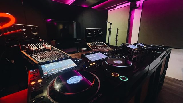 🎧✨ OYAIDE × TheHUB Ibiza ✨🎧 @thehubibizastudios 
We’re proud to fully support the audio infrastructure at TheHUB, Ibiza — a studio where global leaders and emerging talent connect and create.
We also had the privilege of interviewing from legendary artists @djsashaofficial and @endomusic , about their creative vision and the future of sound.

📲 Full interview now available on our website’s Report page!

🌍 True connections. Zero ego. Limitless creativity.
#Oyaide #TheHubIbiza #Sasha #endo #IbizaStudio #ProAudio #DJGear #OyaideCable