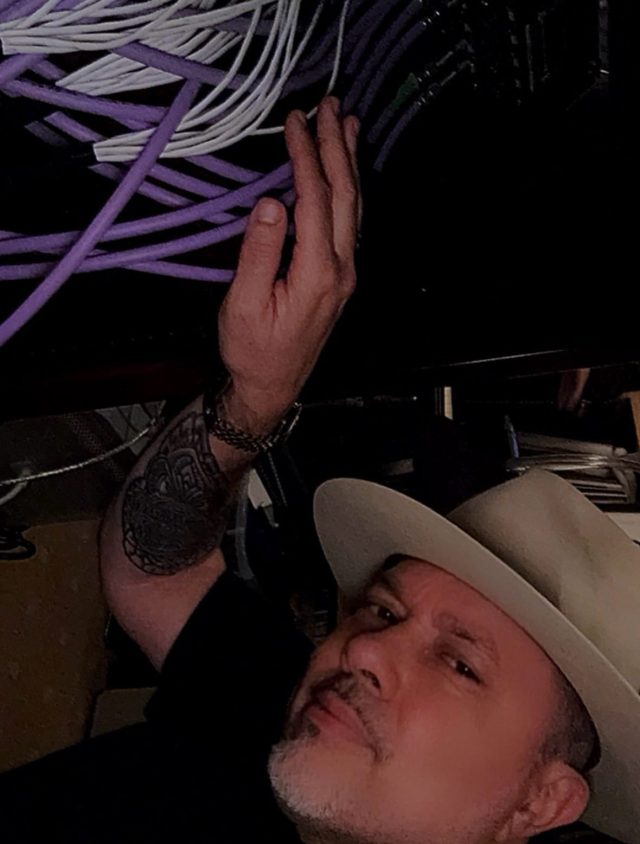 All cables in @louievega ’s studio are set up using Oyaide cables.
The purple cables are from the NEO line’s PA-02 series, beloved by studio users.